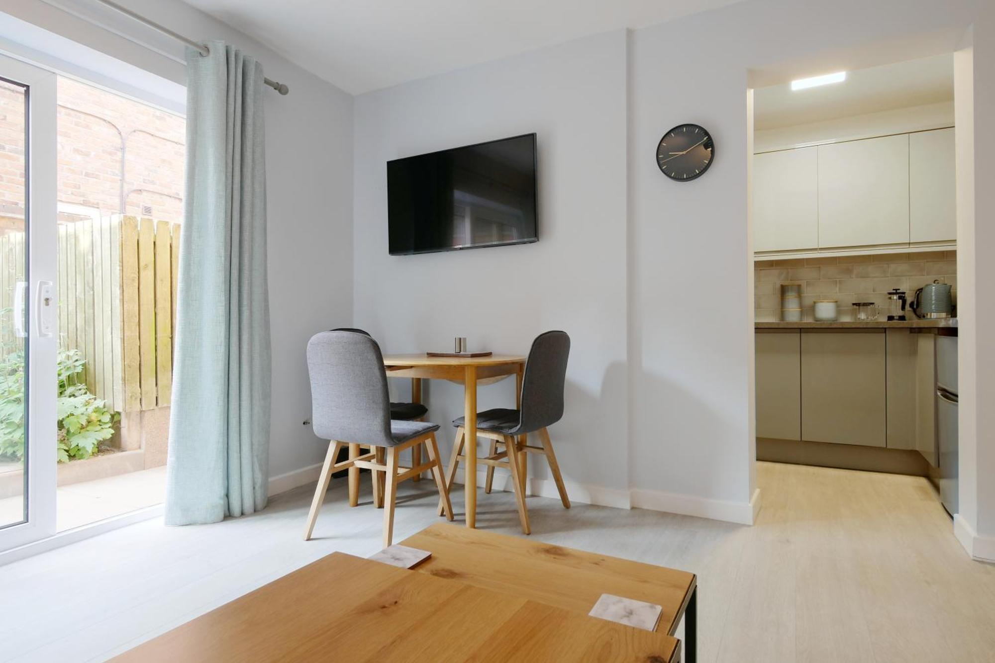 Crewe Short Lets 1 Victoria Court, Crewe Apartment ภายนอก รูปภาพ